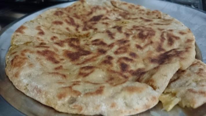 alu paratha - gepast aardappel gevuld brood