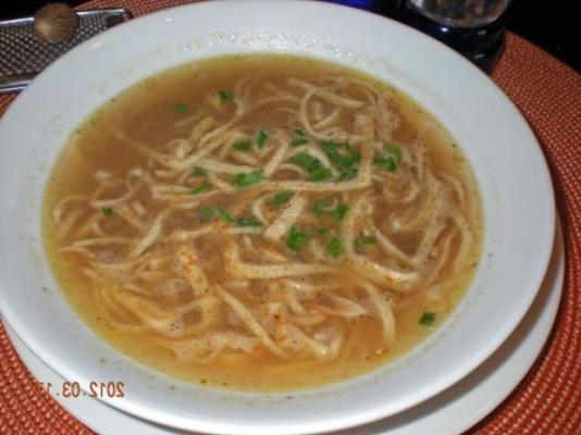 frittatensuppe - runderbouillon gegarneerd met reepjes gesneden pannenkoek