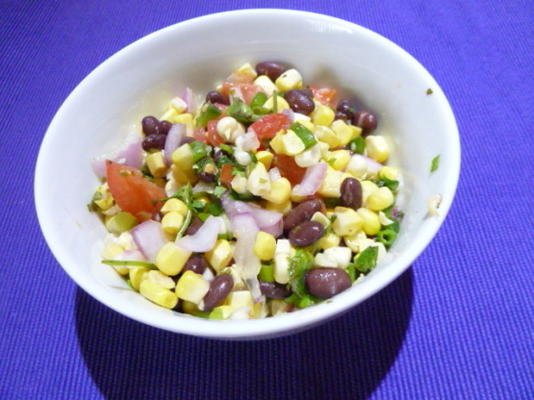 salade van maïs, tomaten en zwarte bonen