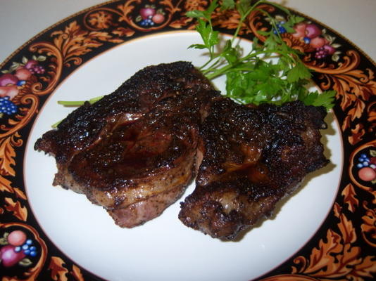 gietijzeren gegrilde chuck eye (arme mans rib-eye) steaks w / pittige r