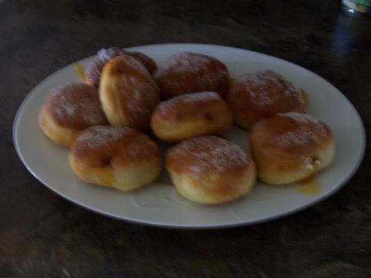 gebakken paczkis met behulp van een broodmachine