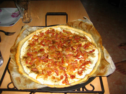 franse flamme. bacon-kaas pizza / taart