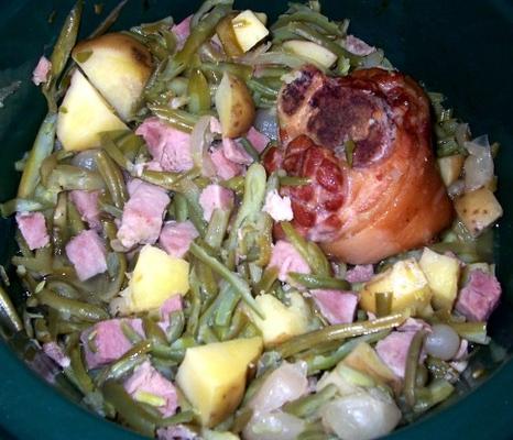 ham, sperziebonen en aardappelen in de pot