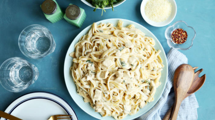 knoflook en basilicum kip pasta met Alfredo saus