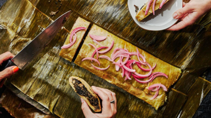 tamales met kalkoen in zwarte chili saus