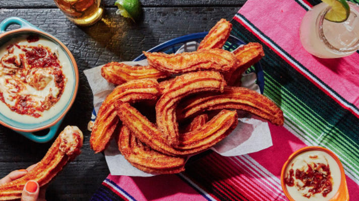 pittige maïs churros met geroosterde tomaten salsa con queso
