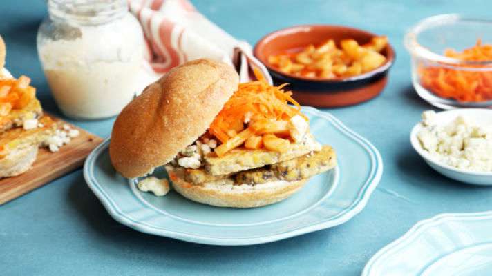 Buffalo komkommer tempeh sandwich