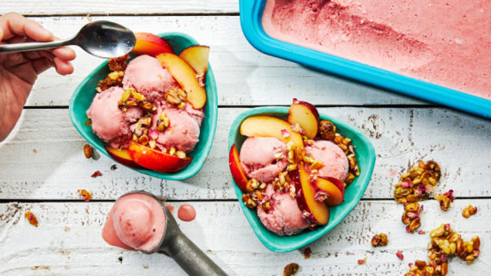 pruimensorbet met pistache steeg met broze en honingzoete pruimen