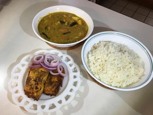 gemakkelijke Indische maaltijd met vissengebraden gerecht
