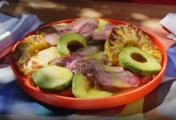 gegrilde biefstuk, ananas en avocado salade