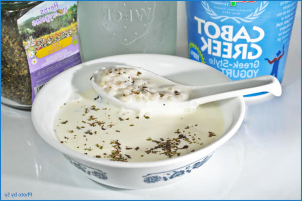 koude Armeense yoghurt-gerst soep van sy