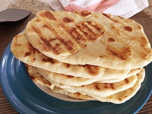 zelfgemaakt naan-brood