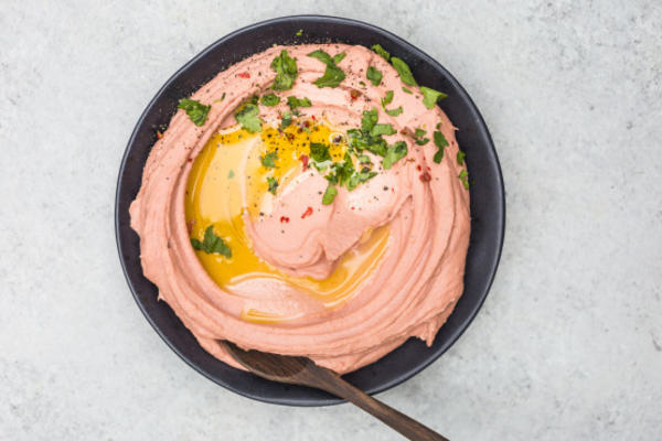 roze hummus van schotels en borden