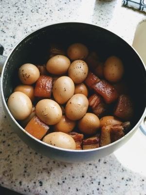 Vietnamese gesmoorde varkensvleesbuik en eieren
