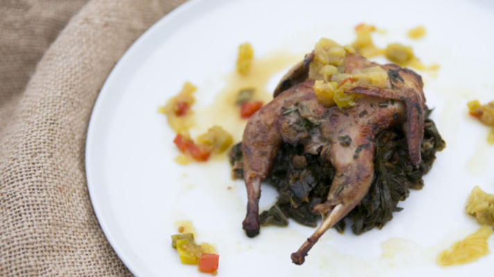 houtgeroosterde kwartels, collards en chow chow