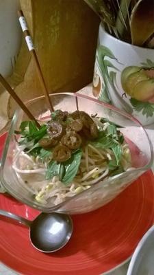 koeienbuikpho met pittige bewaarde chili pepers
