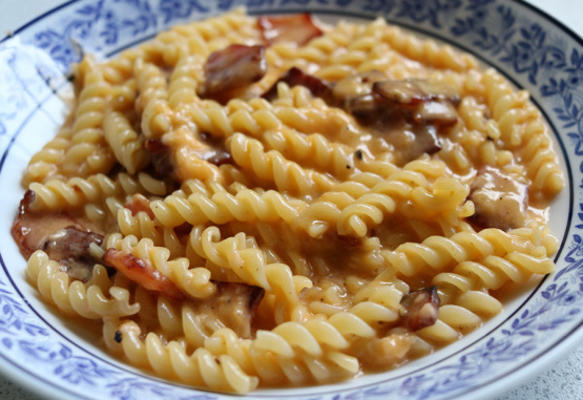 fusilli carbonara