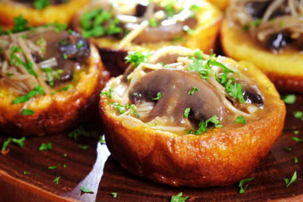 glutenvrije yorkshire pudding met gemengde paddenstoelragout