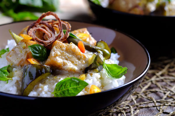 tofu en aubergine groene curry