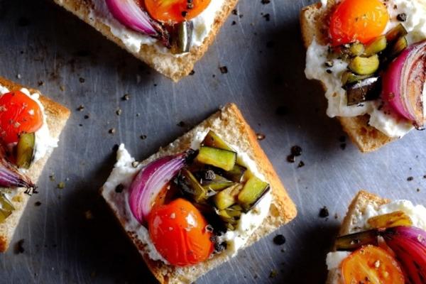 gegrilde vegetarische en amandel-ricotta crostini's