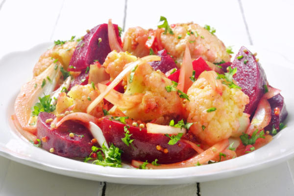 bloemkool en bietensalade in curry-mosterdvinaigrette