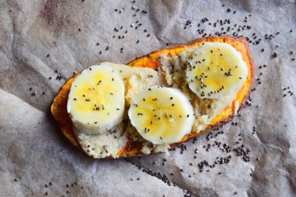 zoete aardappel toast met amandel boter, chia en banaan