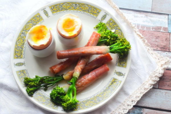 gekookte eieren met broccoli-soldaten