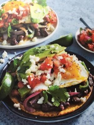 zwarte bonen poblano en gebakken ei tostados