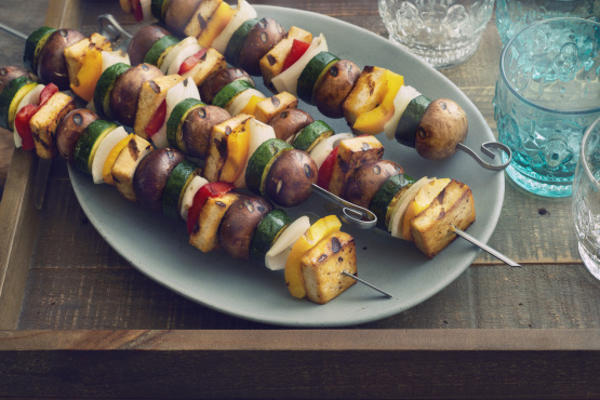 citroen-kruid gegrilde tofu en plantaardige kabobs