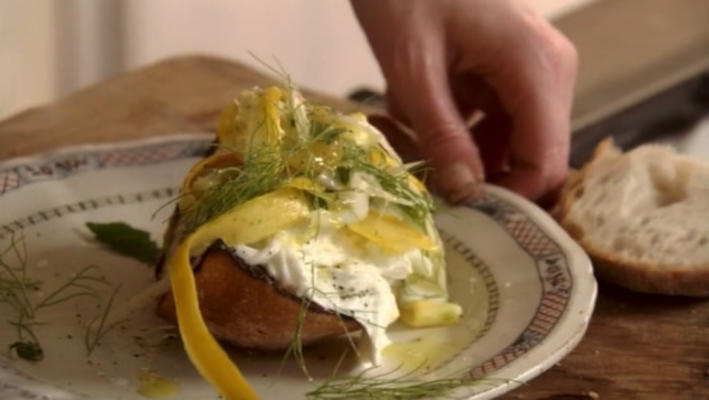 buffelmozzarella bruschetta met geschoren venkel en courgette