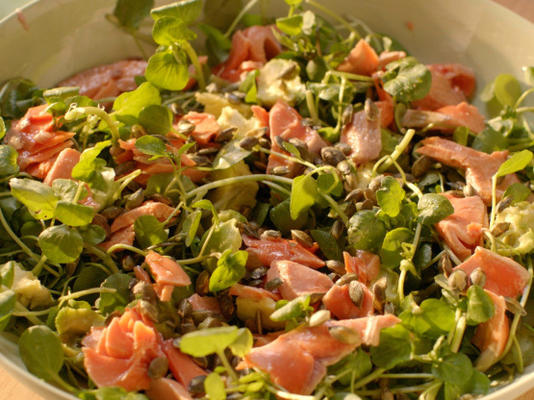 zalm, avocado, waterkers en pompoenzaadsalade