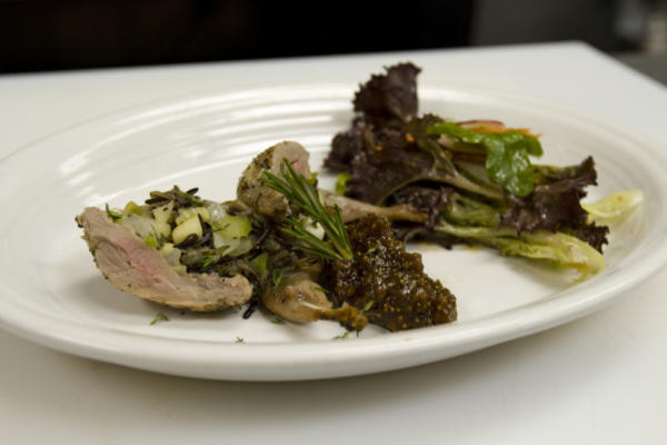 wilde rijst-gevulde kwartel met vijgenpuree
