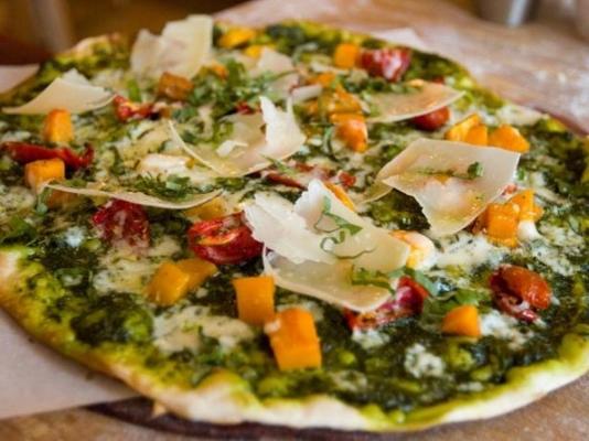 magere pizza met butternut squash, geroosterde tomaten en boerenkool pe