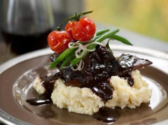 gestoofde korte ribben op knoflook aardappelpuree met sperziebonen een