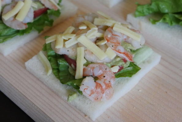 avocado en garnalen sandwich toast