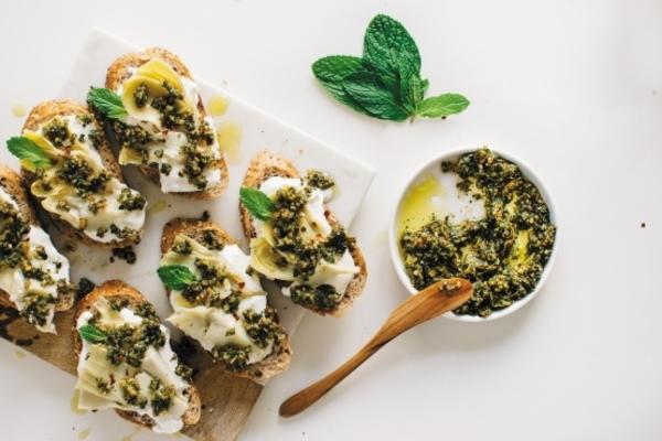 burrata artisjoktartines met geroosterde citroenmuntpesto