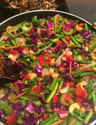 regenboog roerbakken | kleurrijke groenten, geroerbakt in een koekenpan