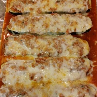 Italiaanse gevulde courgette boten