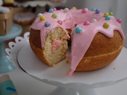 gigantische frosted donut cake