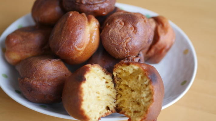 Okinawa gefrituurde donuts (sata andagi)