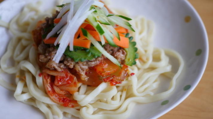 okinawa jaja soba (soba met kimchi en miso-vlees saus)