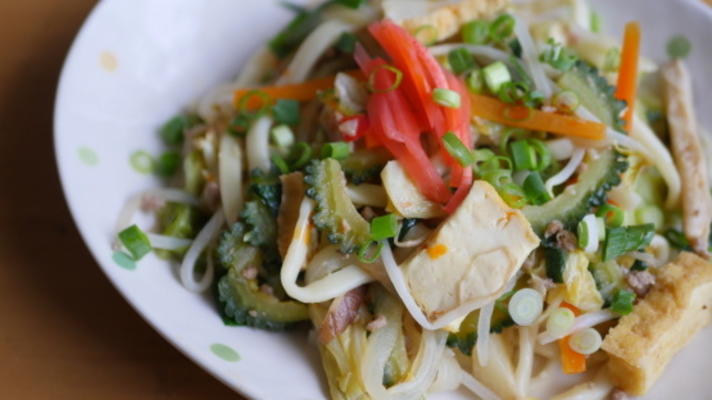 Okinawa geroerbakte soba noedels (yakisoba)