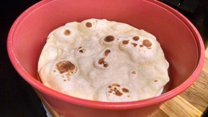 zachte zelfgemaakte meel tortilla's