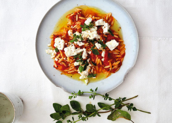 orzo pasta, pikante tomatensaus en feta van de eendjeskok