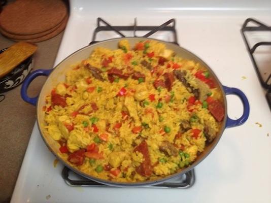 paella (rundvlees, kip en chorizo)