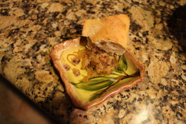 brood dompelen olie met gekruide zoete pot geroosterde knoflook en oli