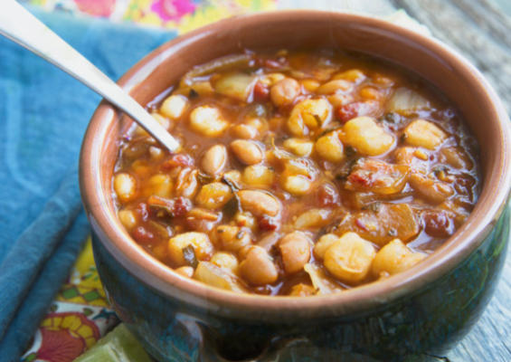 veganistische posole met gemalen chilipepers