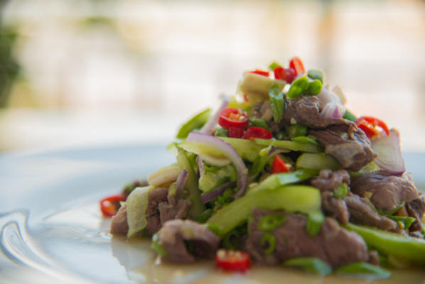 de cambodjaanse limoen- en rundvleessalade van veasna
