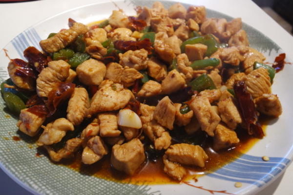 Chinese voedsel-gesneden kip gebakken met groene pepers
