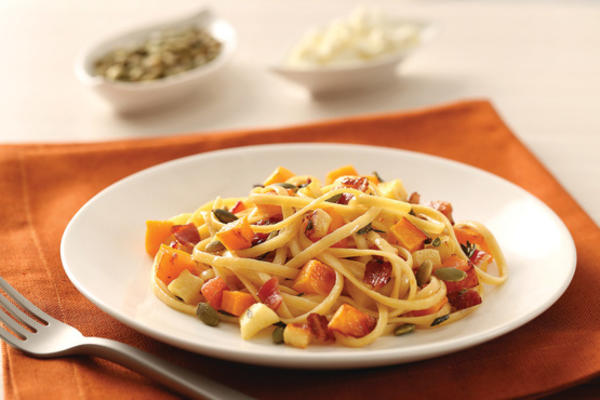 gekarameliseerde linguine van appel, pompoen en spek